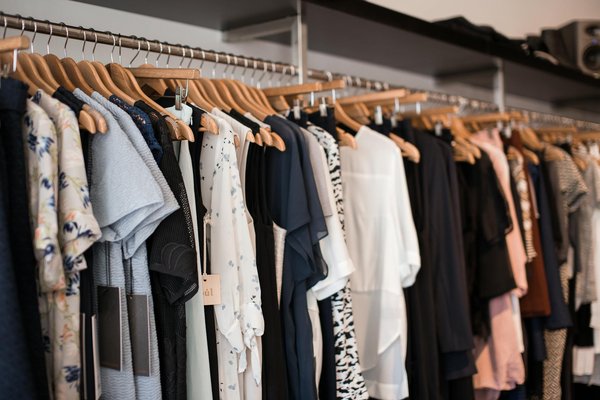 Mastering the Art of Blending Vintage and Modern Styles: Essential UK Closet Tips Revealed!